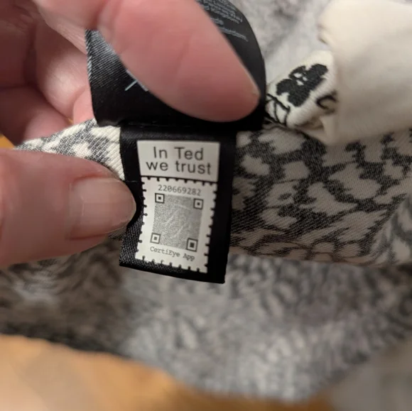 Ted Baker Men's L print for your wild side. Button detail gorgeous - Picture 12 of 15